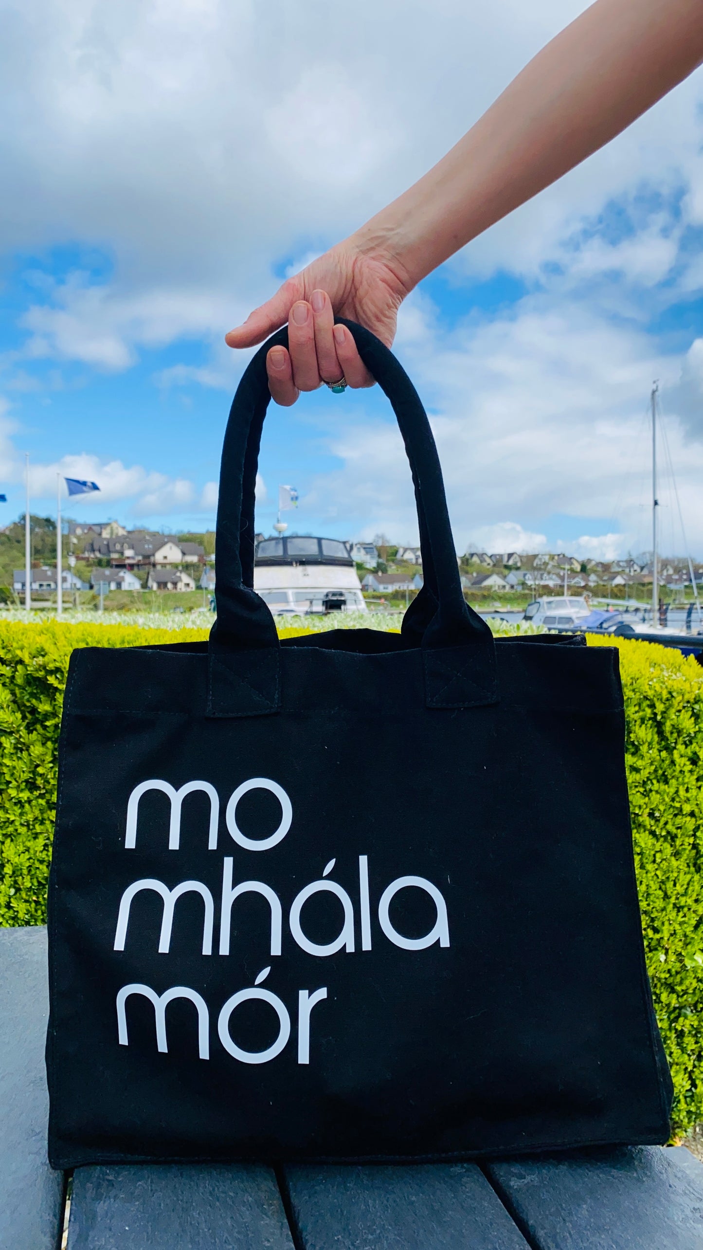 MO MHÁLA MÓR in RICH BLACK